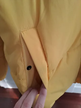 Abrigo acolchado Bershka amarillo talla S