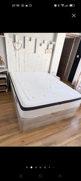 Colchón y canapé de madera