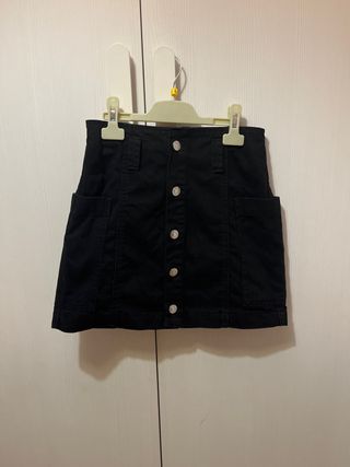 Falda negra con botones