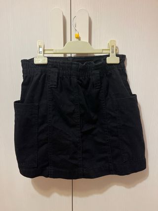 Falda negra con botones