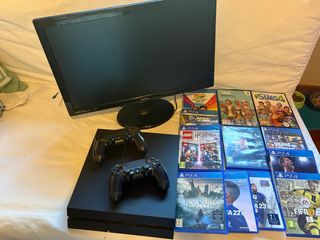 Console PS4 con schermo, giochi e 2 controller