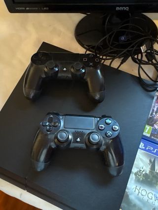 Console PS4 con schermo, giochi e 2 controller