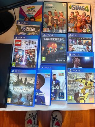 Console PS4 con schermo, giochi e 2 controller