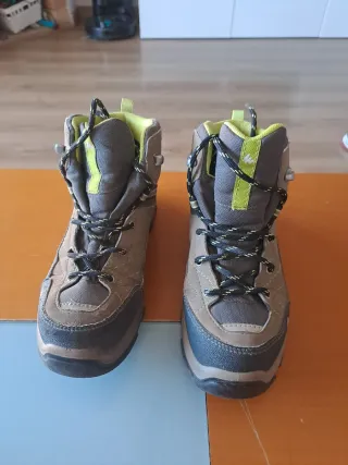 Botas de montaña talla 36. Marca Decathlon