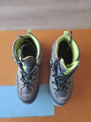 Botas de montaña talla 36. Marca Decathlon