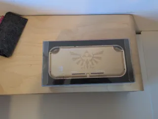 Nintendo Switch Lite Edizione Hyrule + Custodia