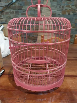 Jaula para pájaros rosa de madera