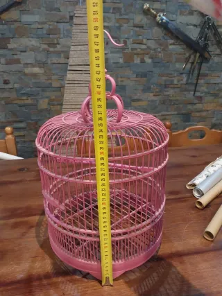 Jaula para pájaros rosa de madera