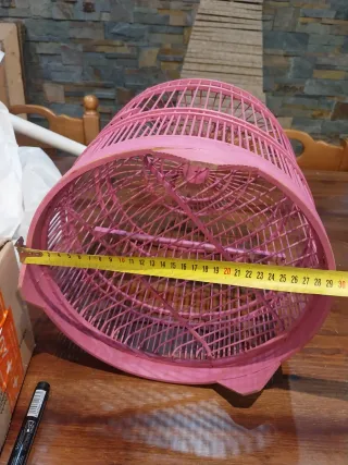 Jaula para pájaros rosa de madera