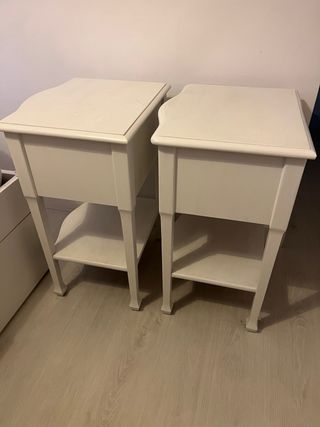 Mesita de noche de madera blanca