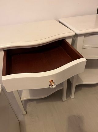 Mesita de noche de madera blanca