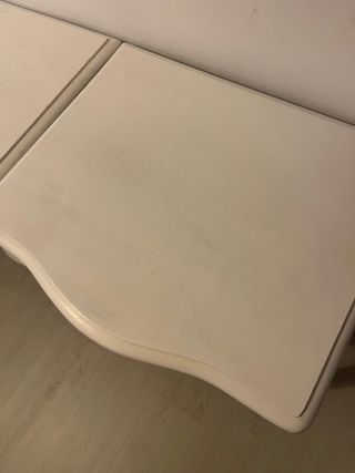 Mesita de noche de madera blanca