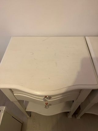 Mesita de noche de madera blanca