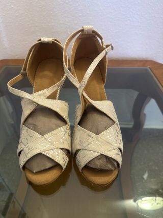 Scarpe da ballo beige con stampa argentata