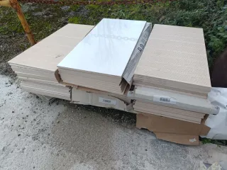 Porcelánico blanco brillo  y efecto madera 60x 30