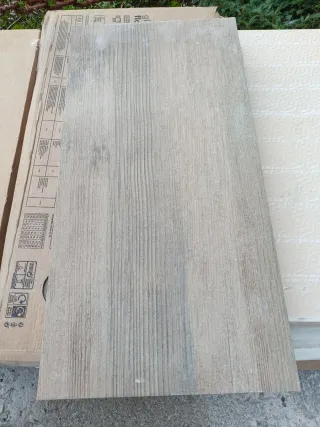 Porcelánico blanco brillo  y efecto madera 60x 30