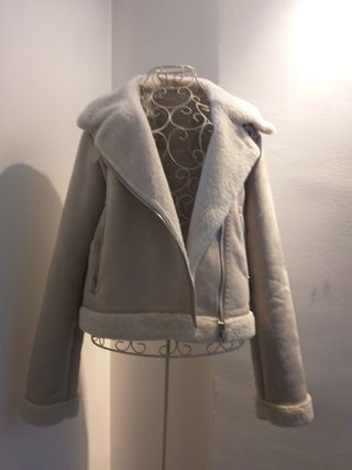 Chaqueta borreguito beige y blanca