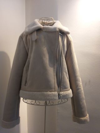 Chaqueta borreguito beige y blanca