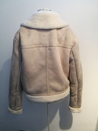 Chaqueta borreguito beige y blanca