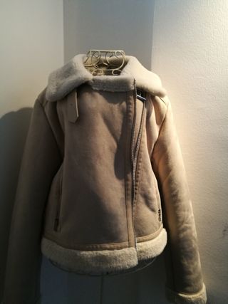 Chaqueta borreguito beige y blanca