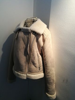 Chaqueta borreguito beige y blanca