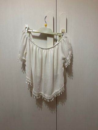 Blusa blanca escote Bardot con encaje