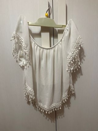 Blusa blanca escote Bardot con encaje