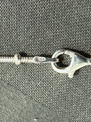 Cadena de plata con cuentas