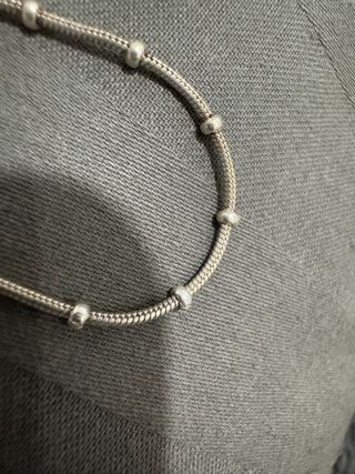 Cadena de plata con cuentas