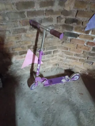 Patinete morado con ruedas