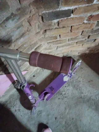 Patinete morado con ruedas