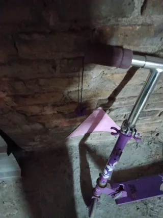 Patinete morado con ruedas