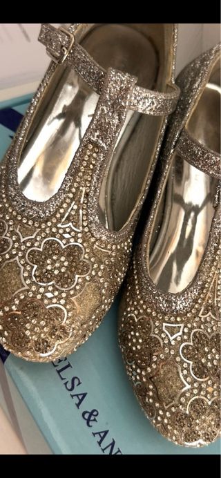 Zapatos tacon pedrería plata niña