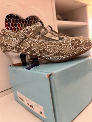Zapatos tacon pedrería plata niña