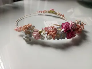 Corona comunión flores rosas y azules. Coconut.