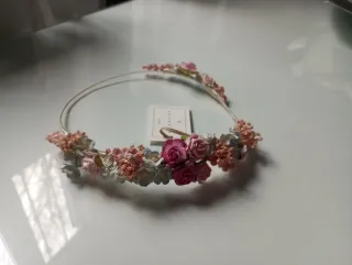 Corona comunión flores rosas y azules. Coconut.