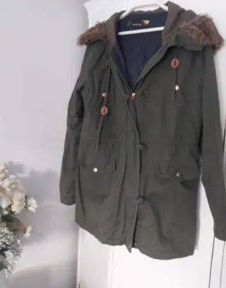 Chaqueta verde militar con capucha