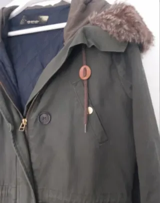 Chaqueta verde militar con capucha