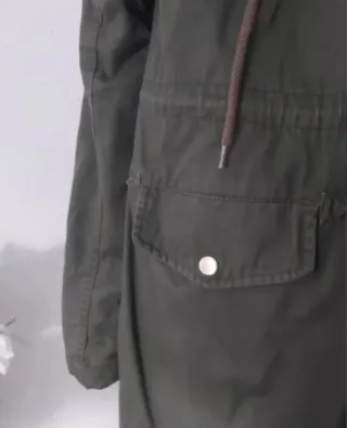 Chaqueta verde militar con capucha