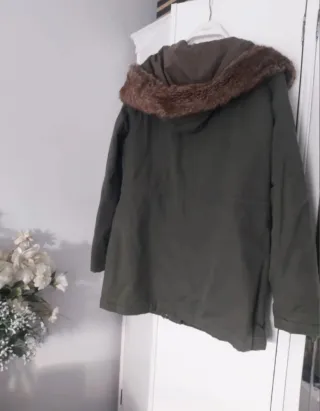 Chaqueta verde militar con capucha