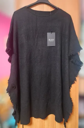 Poncho negro con flecos