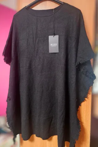 Poncho negro con flecos