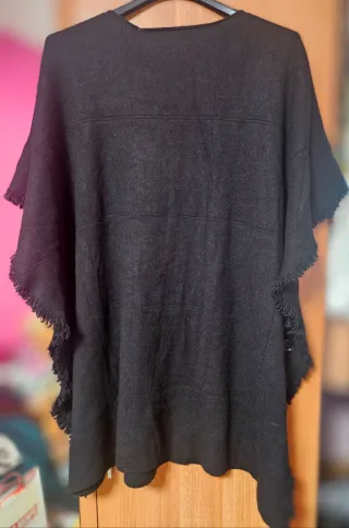 Poncho negro con flecos