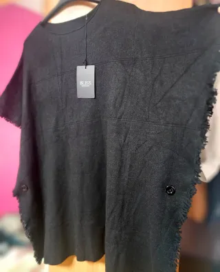 Poncho negro con flecos