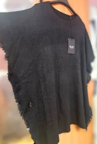 Poncho negro con flecos