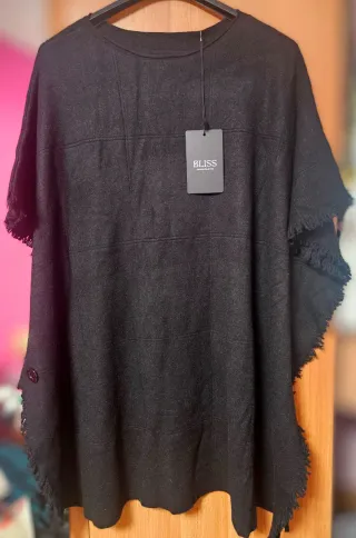 Poncho negro con flecos