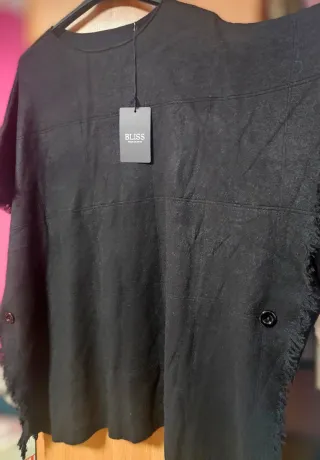 Poncho negro con flecos