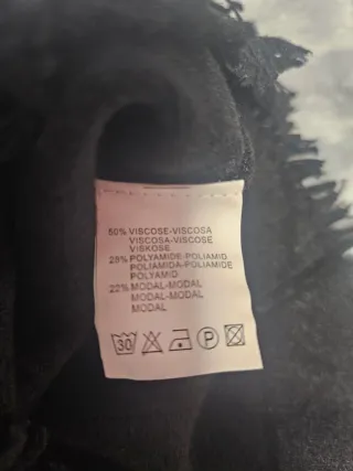 Poncho negro con flecos