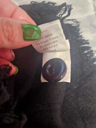 Poncho negro con flecos