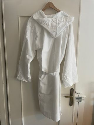 Accappatoio bianco con cappuccio in microfibra